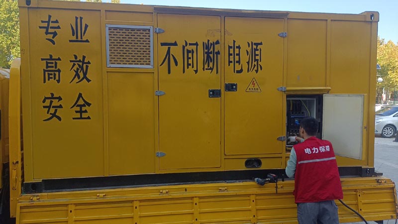 岚县柴油发电机组和UPS电源配合使用时，如何避免切换过程中的电力中断？